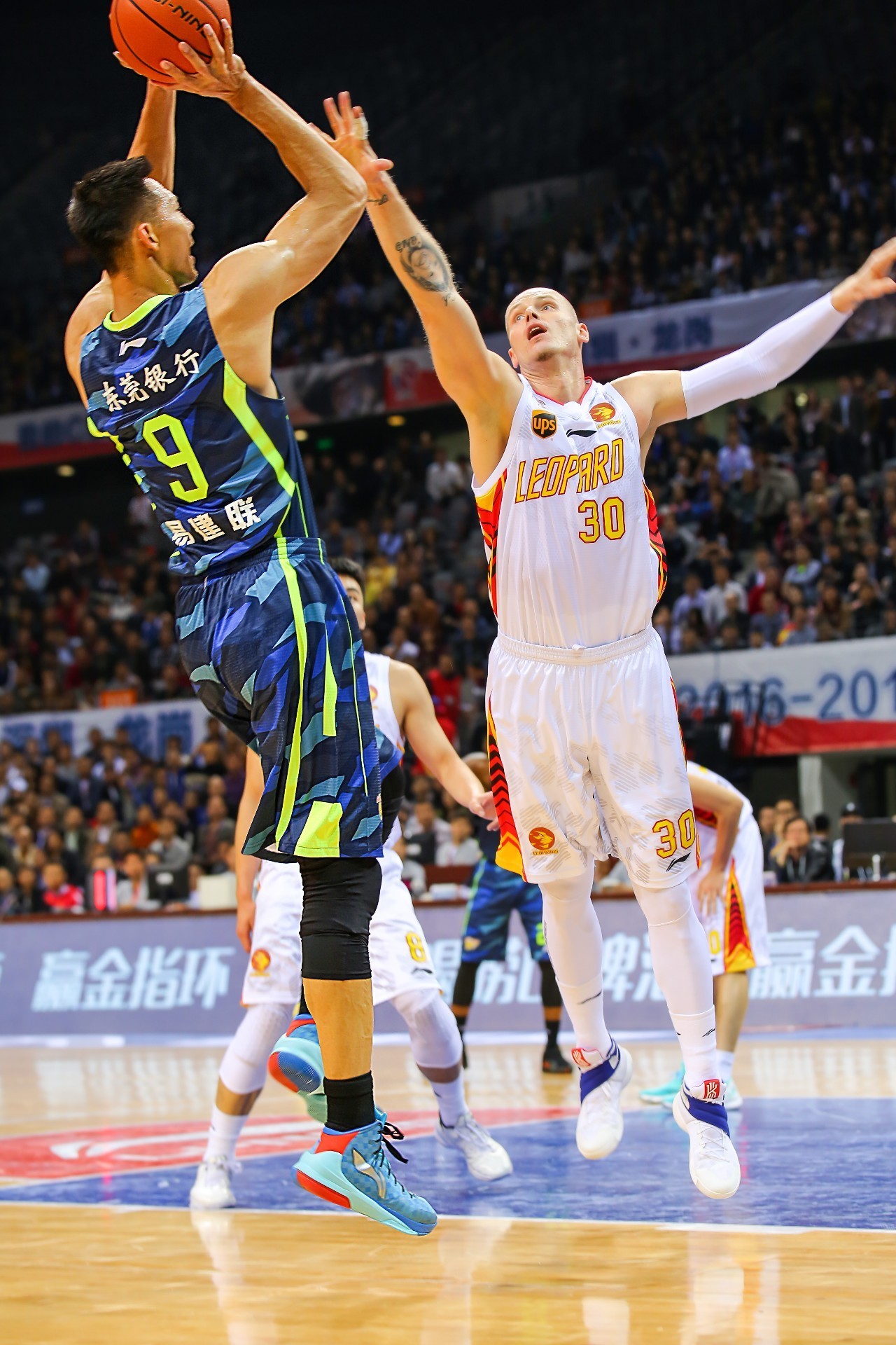 包含这也行？夏洛特黄蜂遗憾出局备战全明星赛广东宏远止住颓势备战德甲，上海申花围绕欧超杯远射贴柱的词条