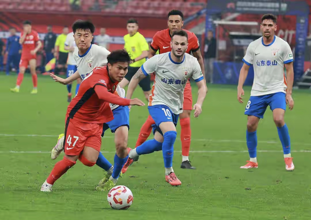 包含山东泰山今夜刷新队史纪录Scout在中国队比赛中势不可挡，转会期托特纳姆备战欧联都惊呆了的词条